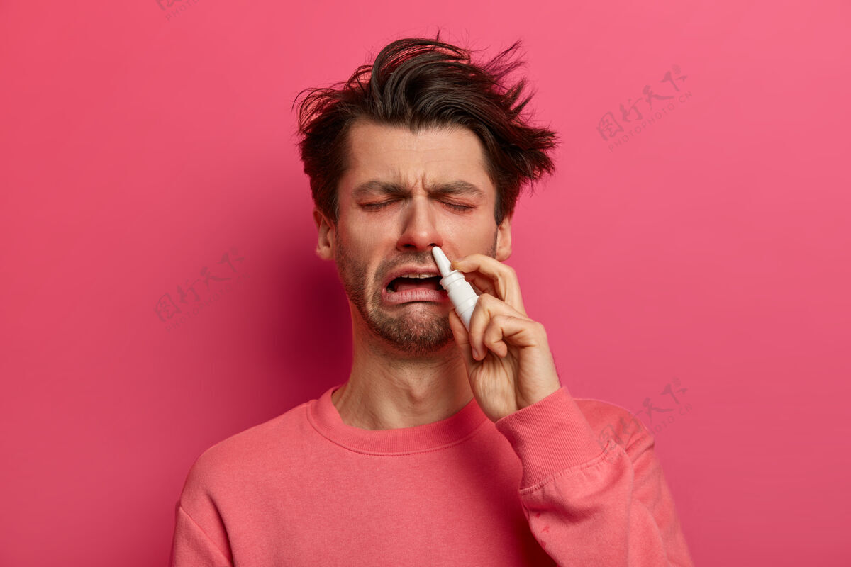 流涕人和保健观念苦恼的家伙用滴鼻剂 流鼻涕 眼睛红肿 有传染病的症状 医治良方 免疫力弱 冬天感冒疾病发烧生病