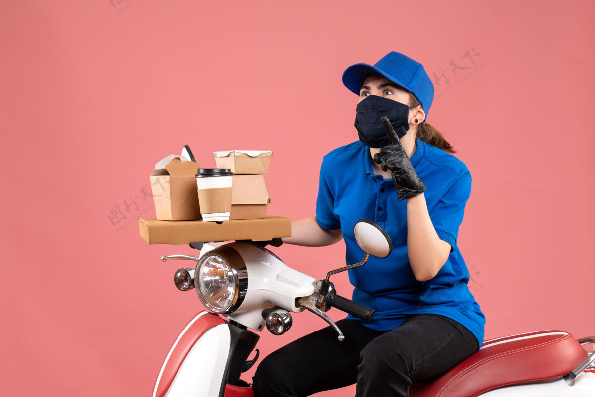 设备正面是戴着面具的女快递员 粉色的是送食物的摩托车工人人