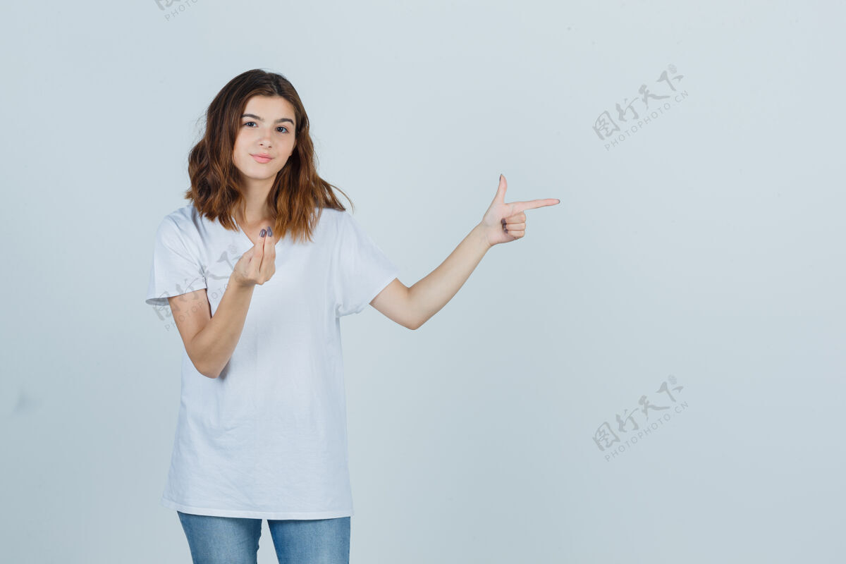 时尚年轻女孩做意大利手势的画像 指着右边穿着白色t恤 牛仔裤 看上去自信满满的前视街道指年轻人