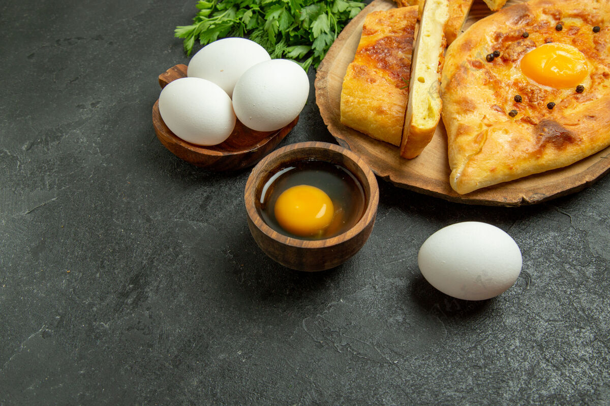 鸡蛋俯视图美味的鸡蛋面包与绿色烤的灰色背景面包面包面团食物早餐鸡肉早餐生的
