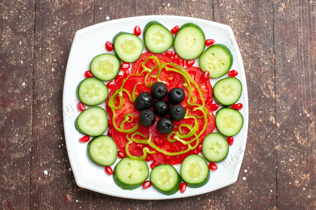午餐顶视图切片黄瓜和橄榄在棕色的乡村桌上盘子里饮食沙拉蔬菜维生素健康饮食食物健康