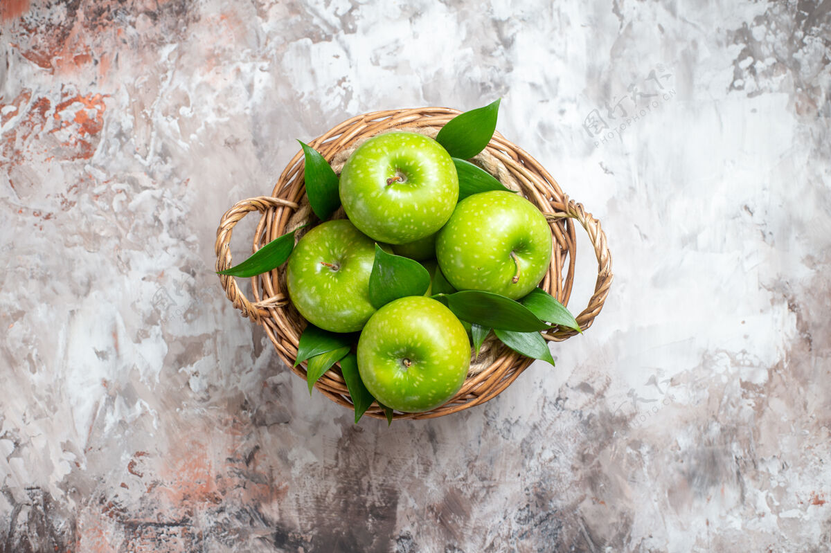 背景顶视图美味的绿色苹果篮子内的一个轻背景水果苹果食物