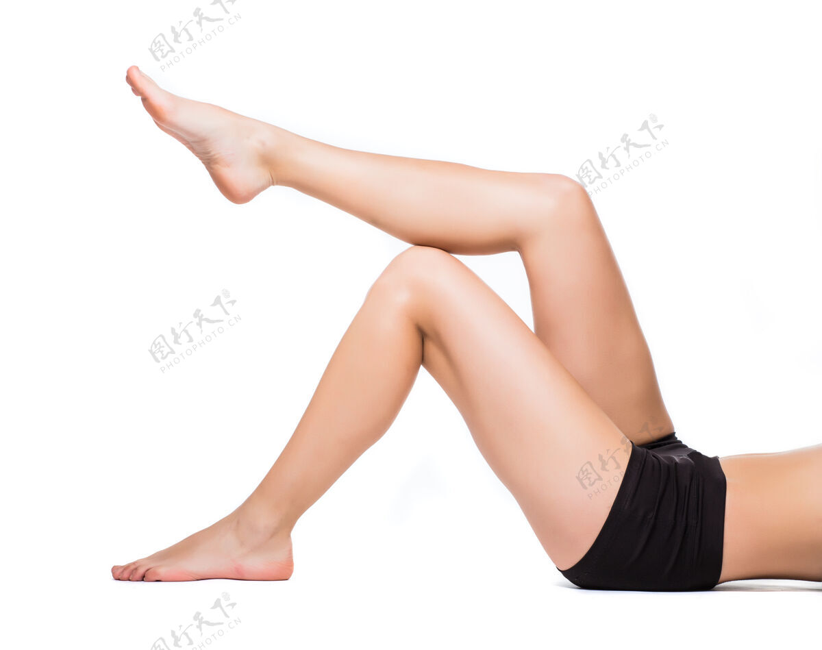 年轻完美的女性腿 隔离在白色背景上感性人背景