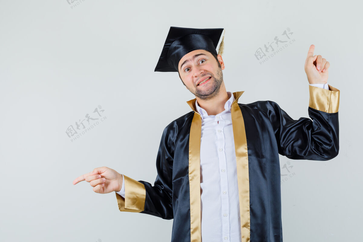 成人身穿毕业制服的年轻人指着别处 兴奋地看着前方聪明胡须男人