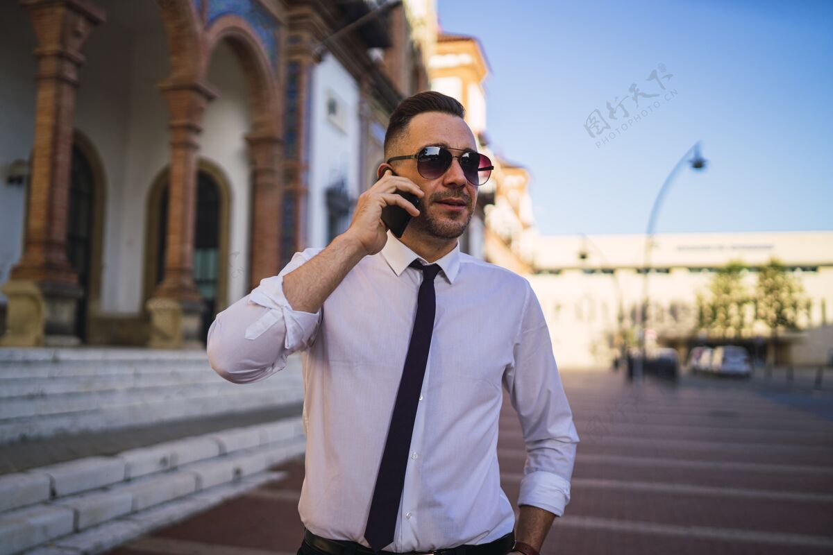 男性成功的年轻商人 一身正装 戴着墨镜打电话成功电话企业家