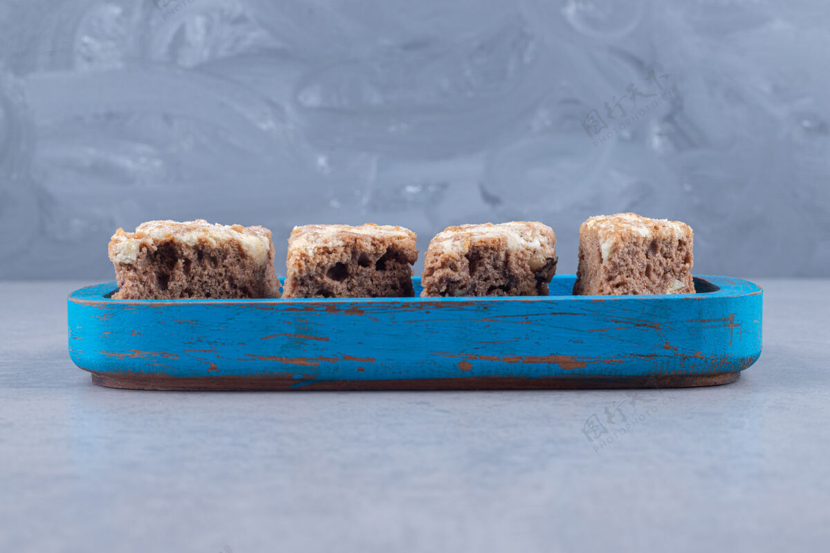 美味把馅饼片放在大理石上的木盘上烘焙食品糕点美味