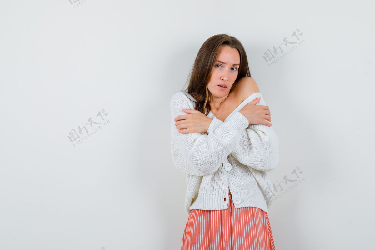 女人年轻女性拥抱自己或穿着开衫感到寒冷的肖像无助人拥抱