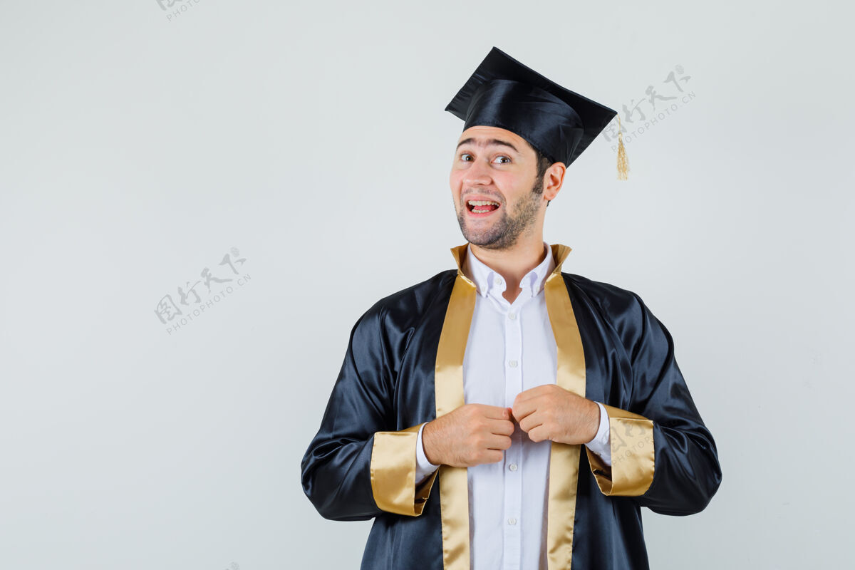 男性年轻的男生穿着毕业服看着镜头 神情开朗 眼前一亮男人毕业自信