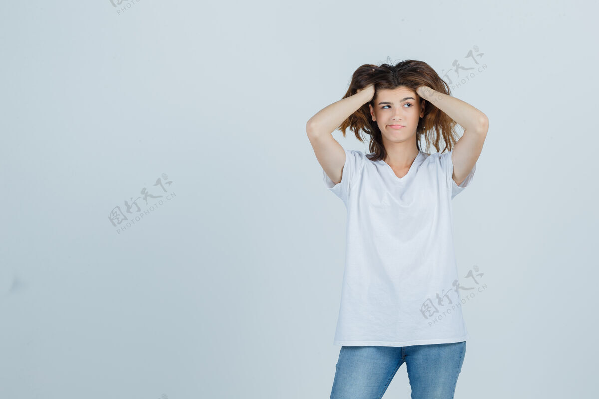 成人穿着t恤 牛仔裤的年轻女士 手举在头上 看起来健忘 正面照肖像女人模特