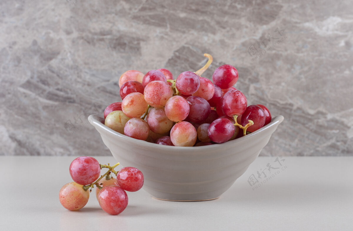 水果大理石上有葡萄簇的小碗配料美味新鲜