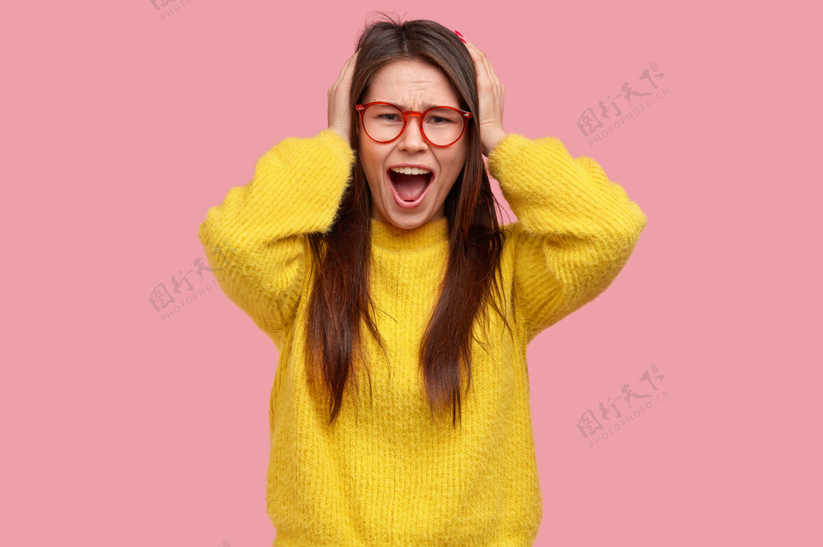 人穿黄色毛衣的年轻黑发女人惊喜年轻人毛衣
