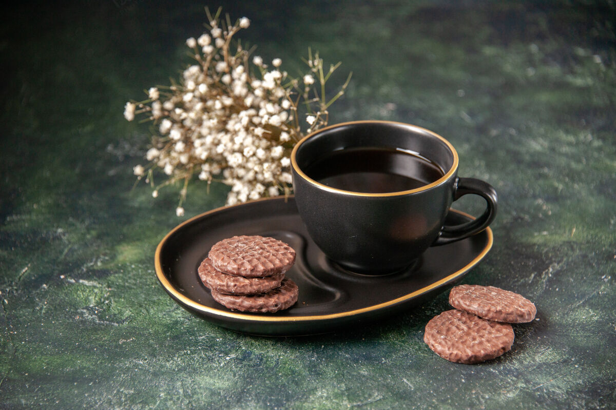 浓缩咖啡前视一杯红茶 茶杯和盘子上放着饼干 表面颜色为深色的糖杯早餐甜点饼干仪式景观甜点盘子