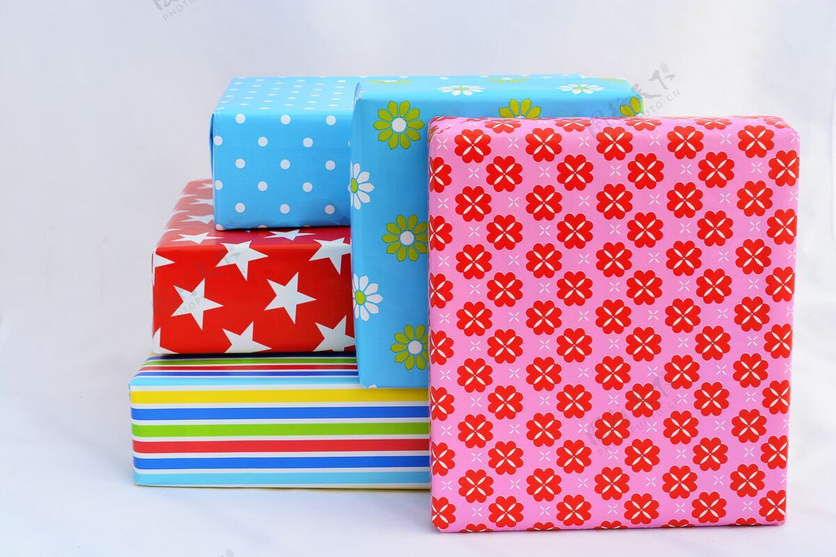 圆点孤立的特写镜头的礼品盒在彩色包装堆叠在顶部和旁边的每个包装白色堆叠