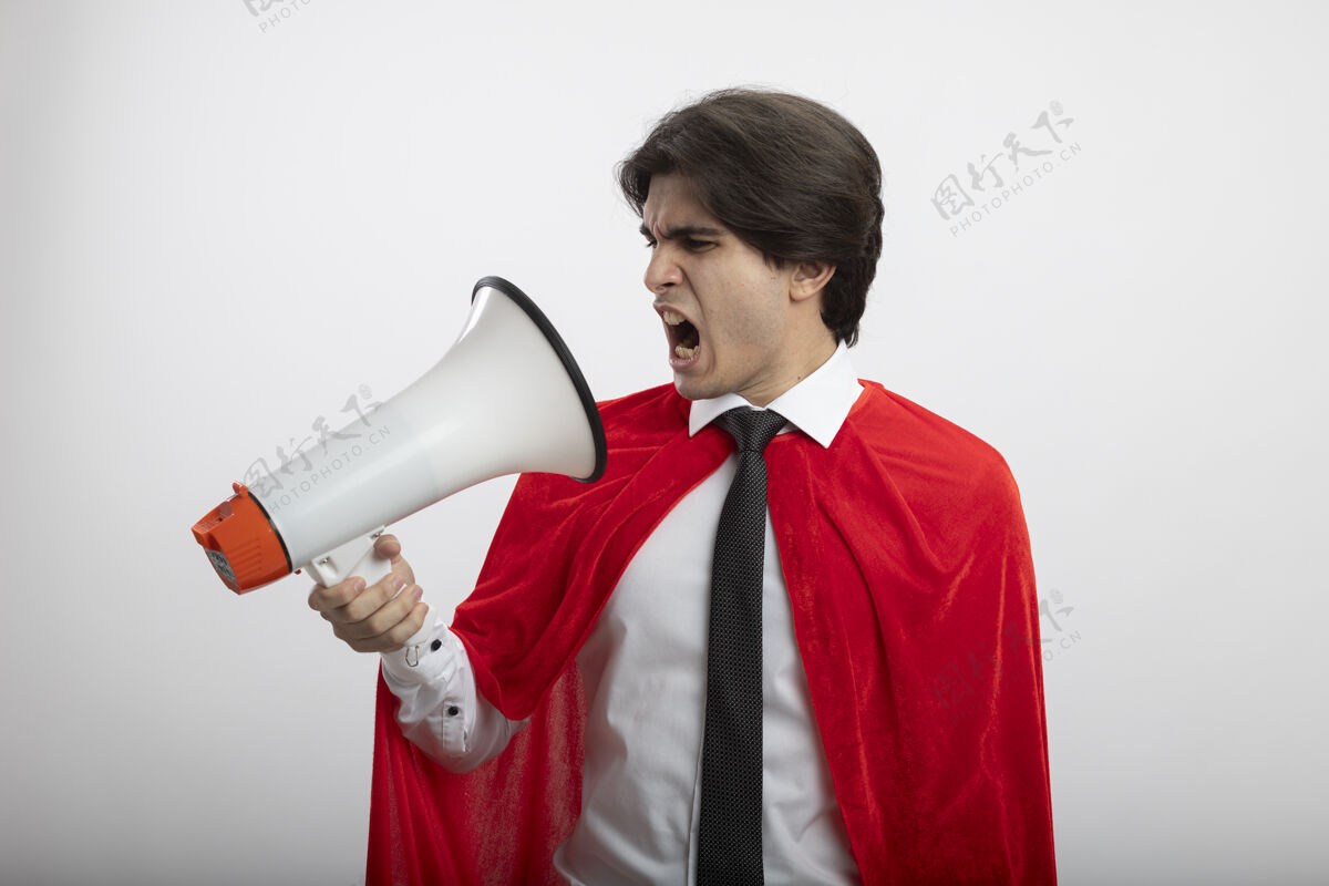 年轻愤怒的年轻超级英雄戴着领带在白色背景上用扬声器讲话领带伙计说话