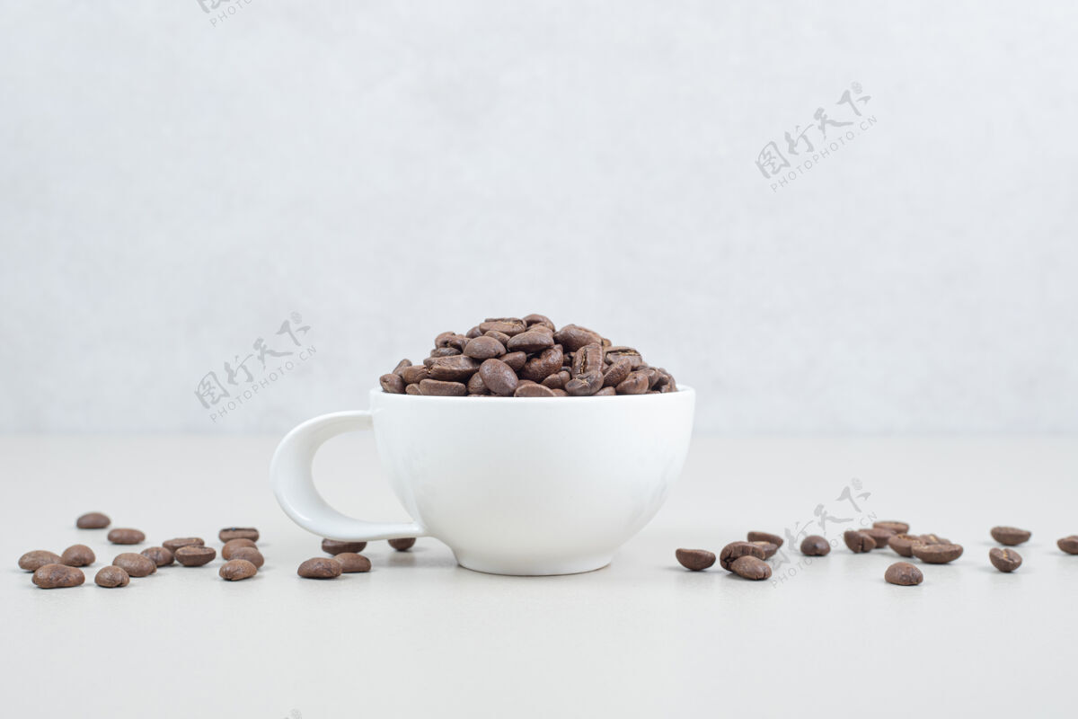 香味一堆装在白色杯子里的咖啡豆有机咖啡马克杯