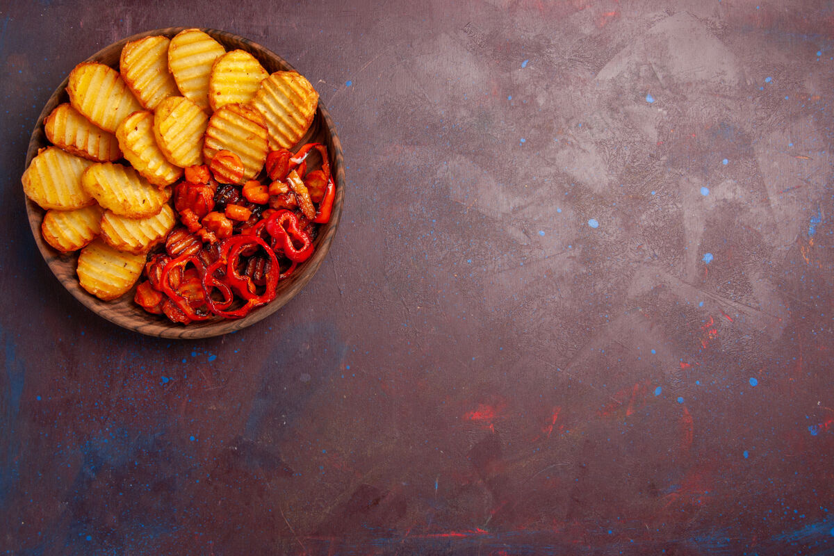 烘焙顶视图烤土豆和熟蔬菜在黑暗的空间健康生的晚餐