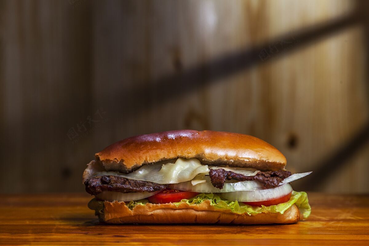 自制桌上一个美味的自制哥伦比亚汉堡包的特写镜头三明治奶酪垃圾