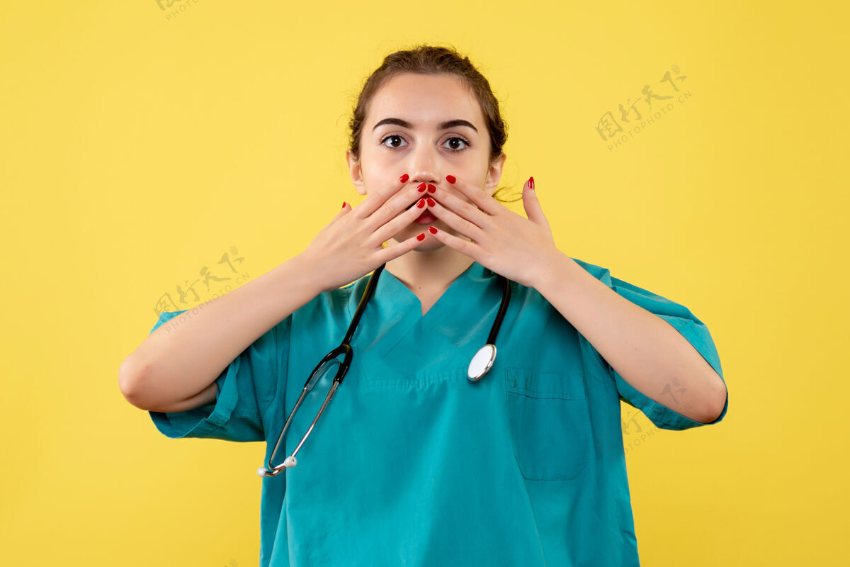 医学前视女医生穿着医用衬衫大吃一惊 彩色病毒covid-19制服情绪健康成人惊喜颜色