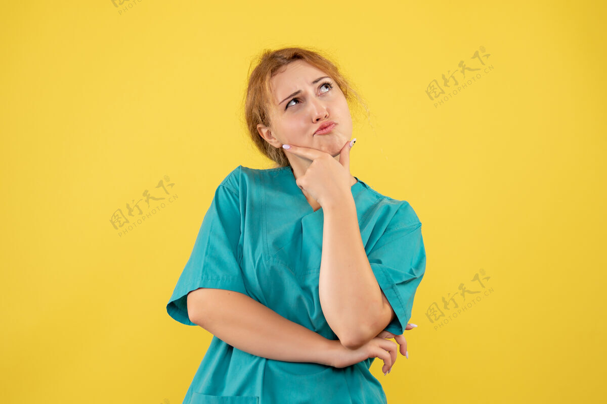 思考正面图女医生穿着医用衬衫思考 医院医护人员颜色健康医学黄色女医生