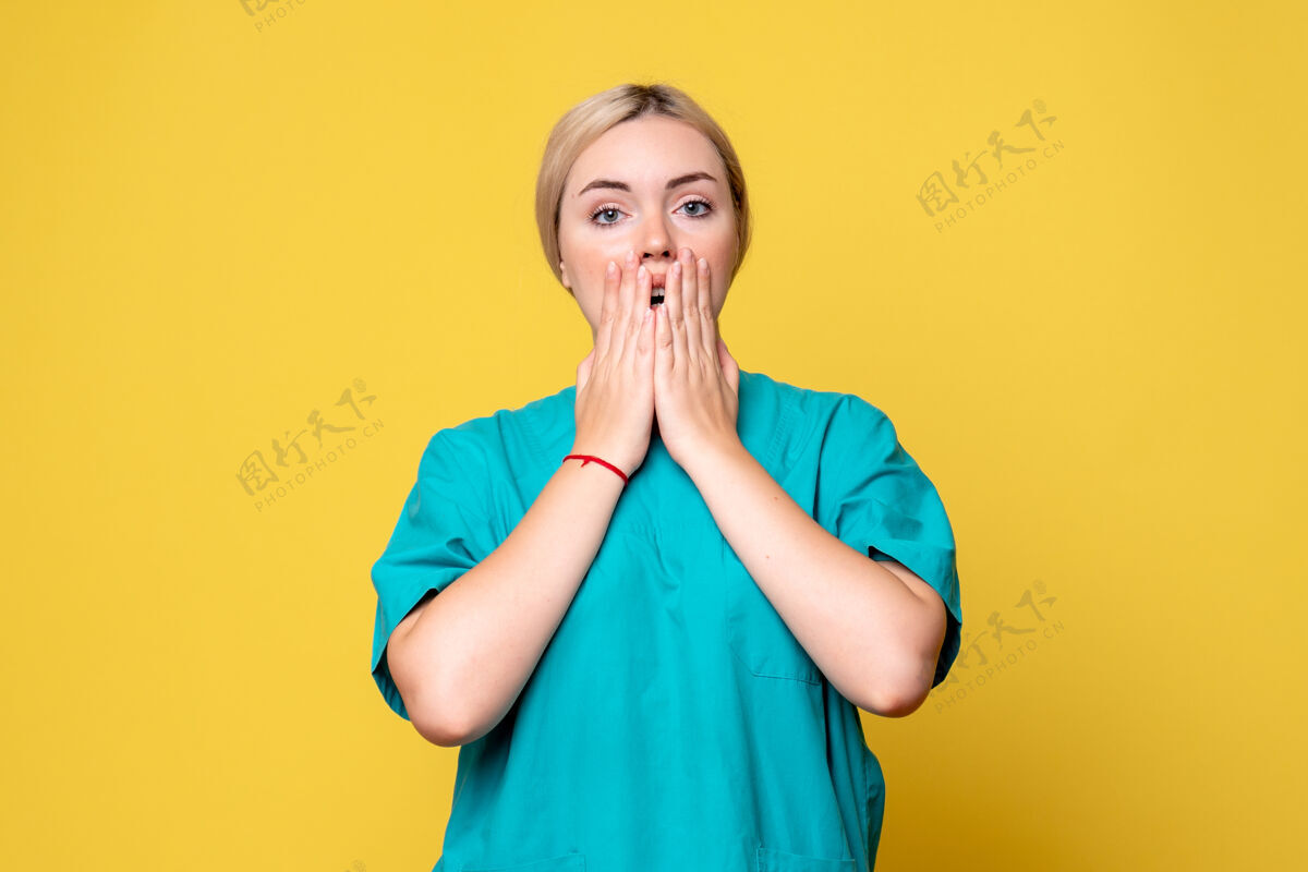 黄色前视女医生穿着医用衬衫大吃一惊 大流行护士医师covid-19感慨万分人惊喜护士