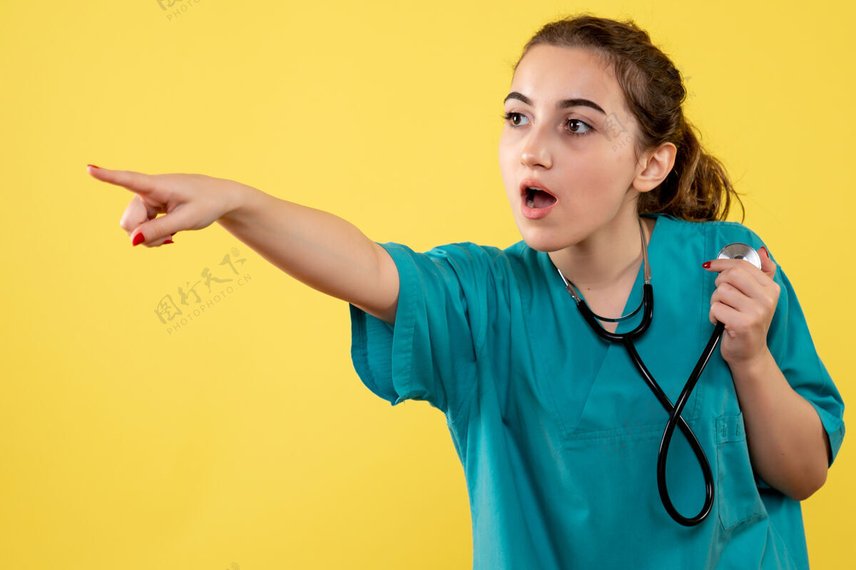 听诊器正面图女医生穿着医用衬衫 病毒统一颜色情感covid-医生颜色女