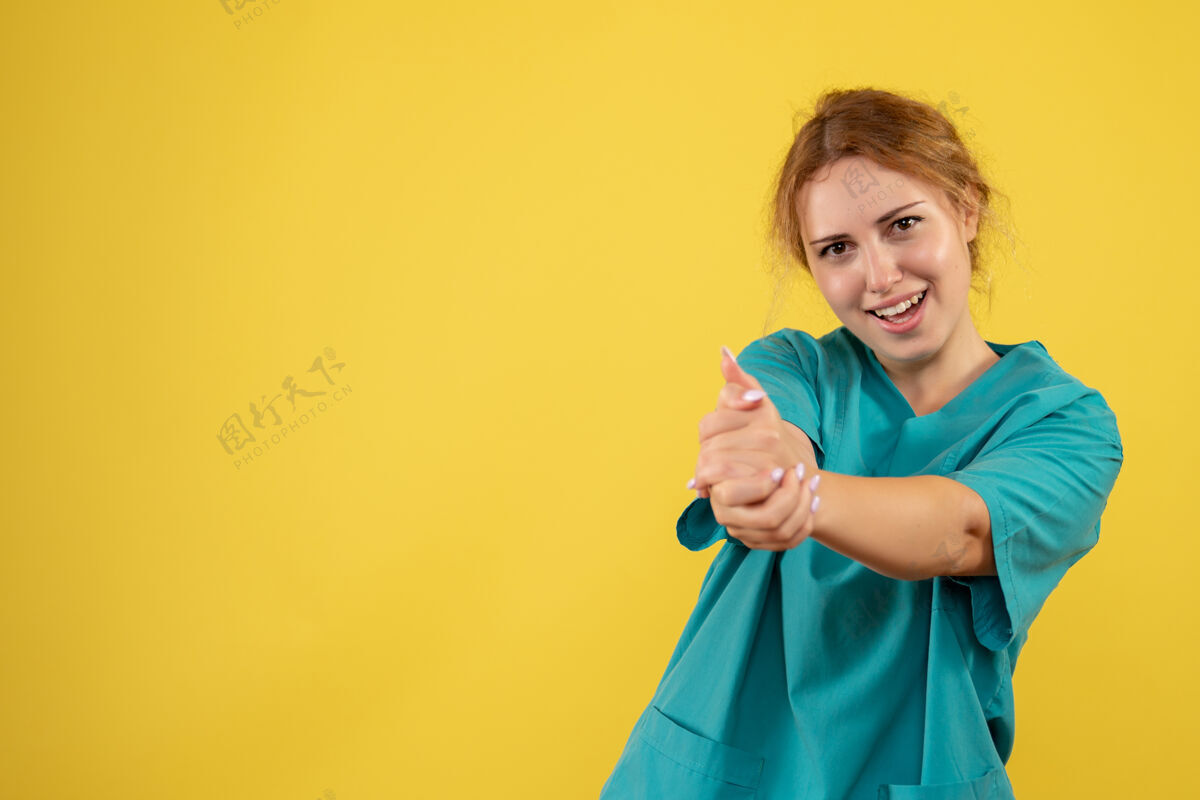 女医生前视图穿着医疗衬衫的女医生 健康医生 彩色护士医疗女性黄色
