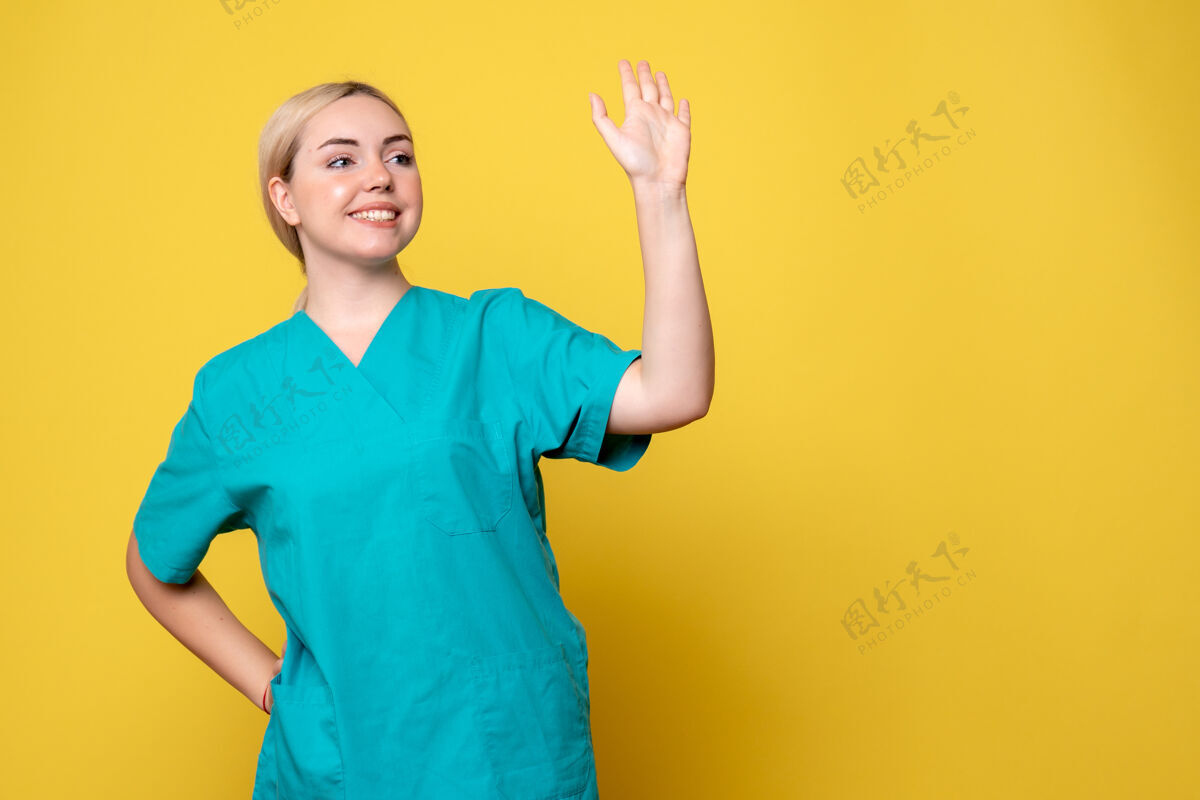 成功正面图女医生穿着医用衬衫 医护人员情绪护士医院柯维德大流行微笑医院漂亮