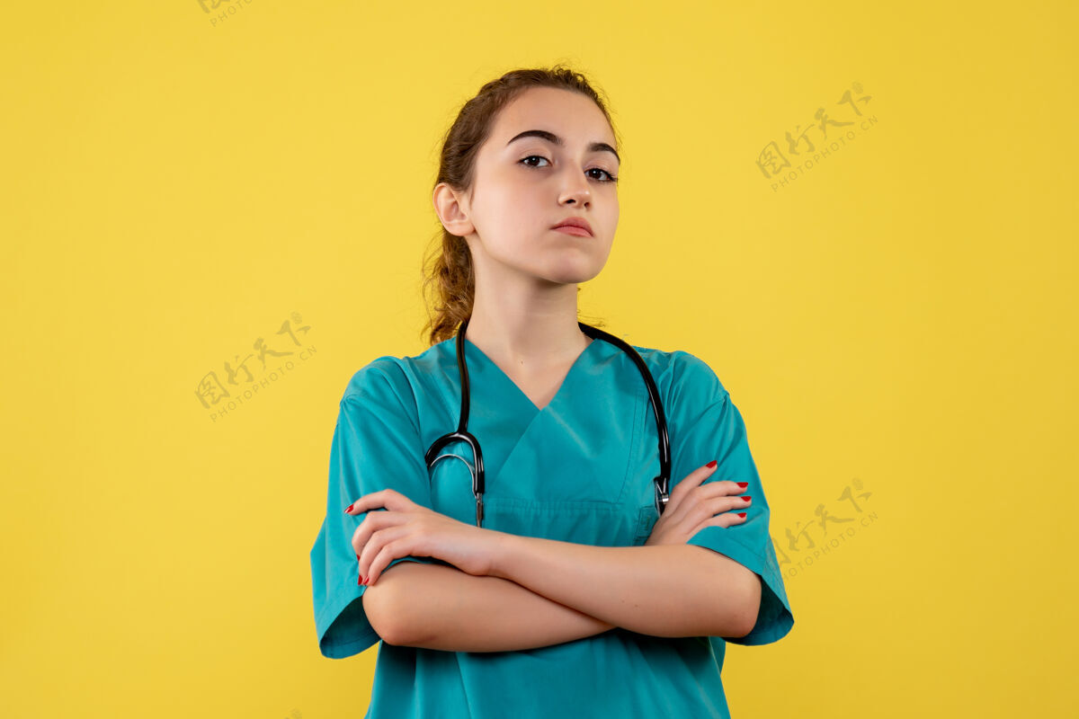女人正面图女医生穿着医用衬衫 彩色病毒covid-19制服健康感慨骄傲姿势黄色