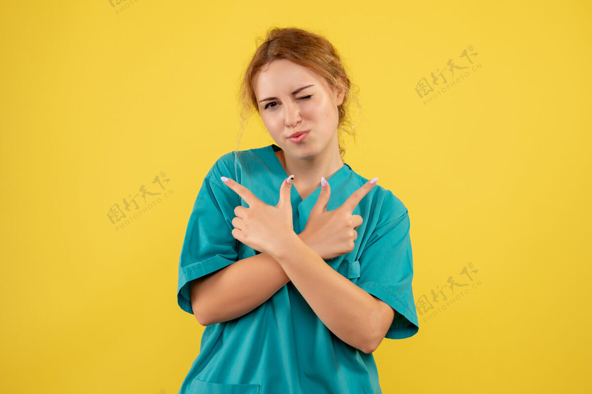 专业前视图穿着医疗衬衫的女医生 健康色医疗帽护士黄色医疗人