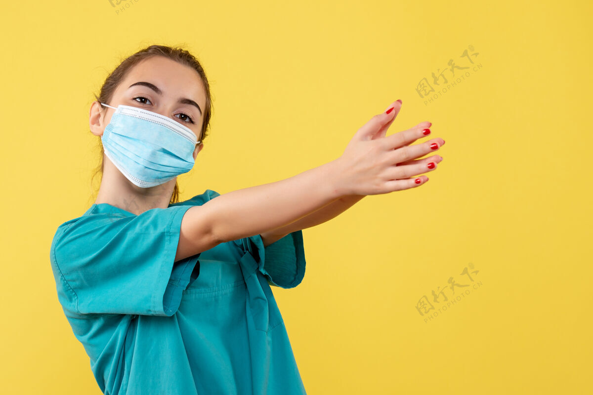肖像正面图女医生穿着医用衬衫和无菌口罩 大流行色健康covid-19病毒制服医疗颜色女性