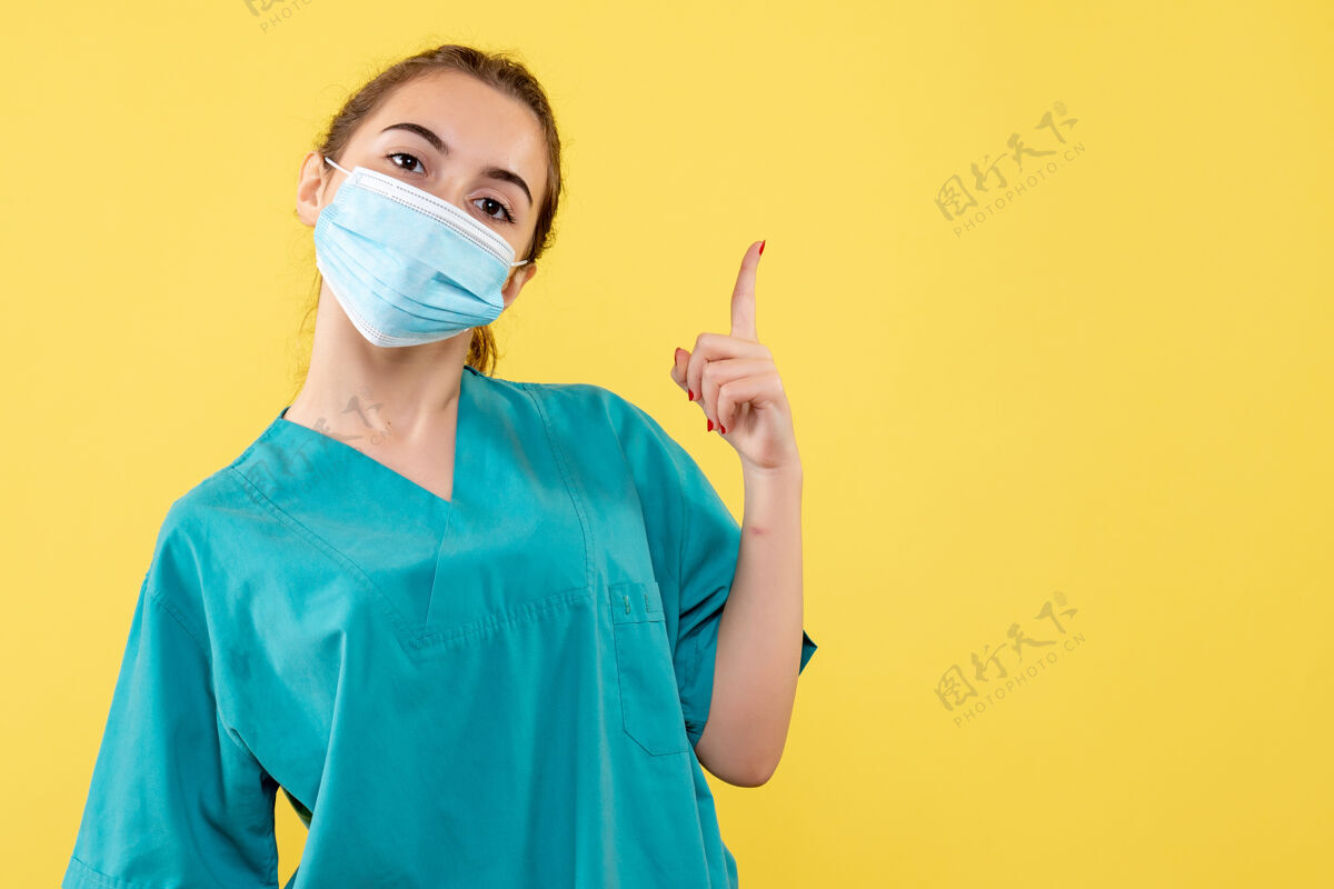 绝育正面图女医生穿着医用衬衫和无菌口罩 冠状病毒制服病毒covid-19大流行健康面罩医生健康