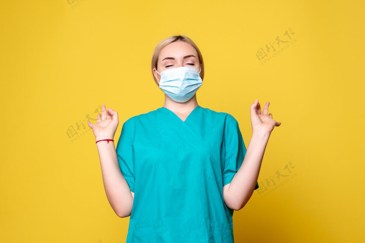 人物前视图穿着医用衬衫和无菌口罩的女医生 医院护士covid-19大流行医护人员大流行医疗面具