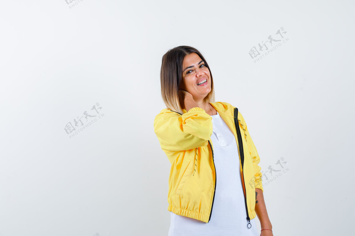 女性年轻女孩手挽着脖子 穿着白色t恤 黄色夹克 看上去很欢快 正面照头发人喜悦
