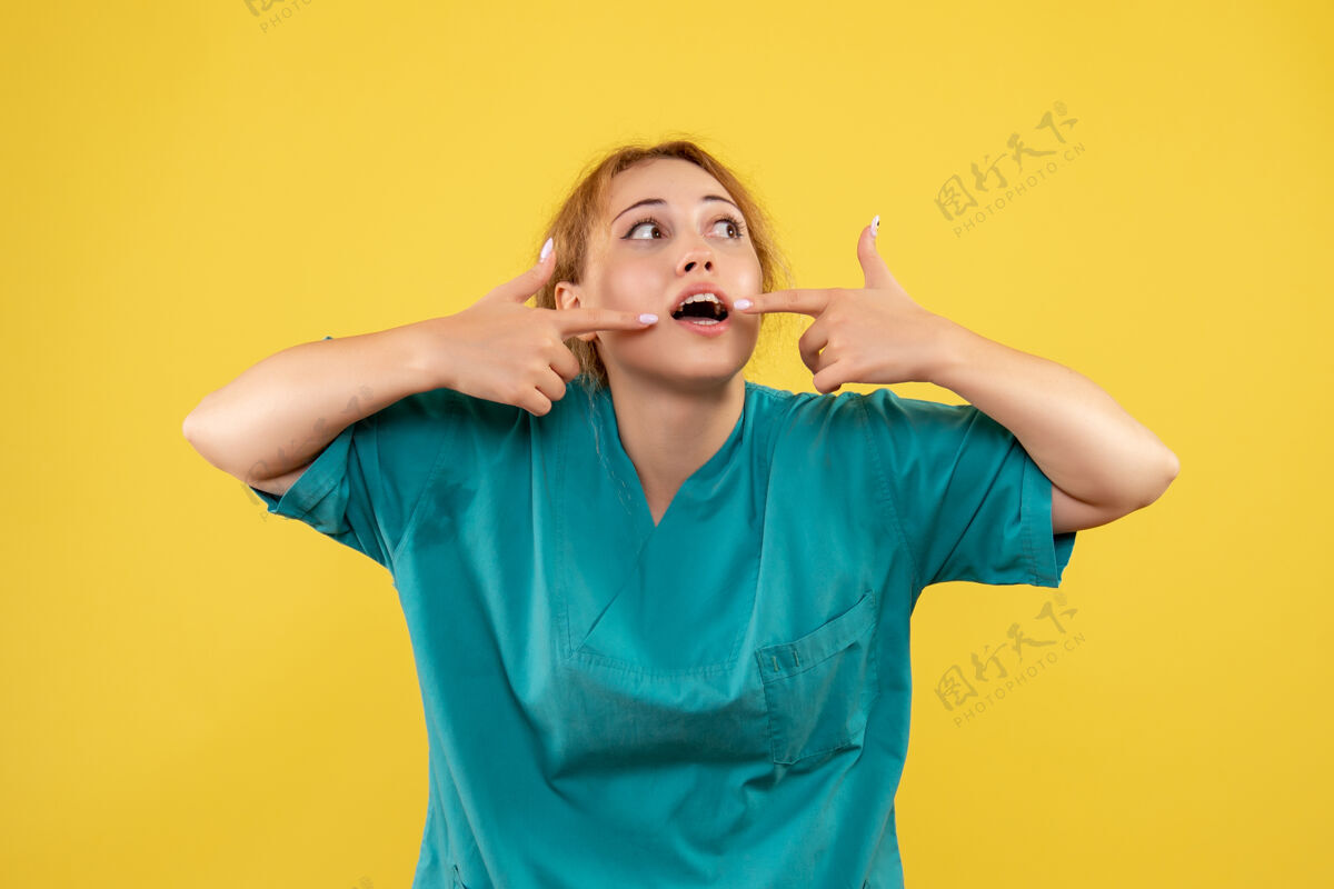 黄色前视图穿着医用衬衫的女医生 医学颜色covid-19医学手女医生
