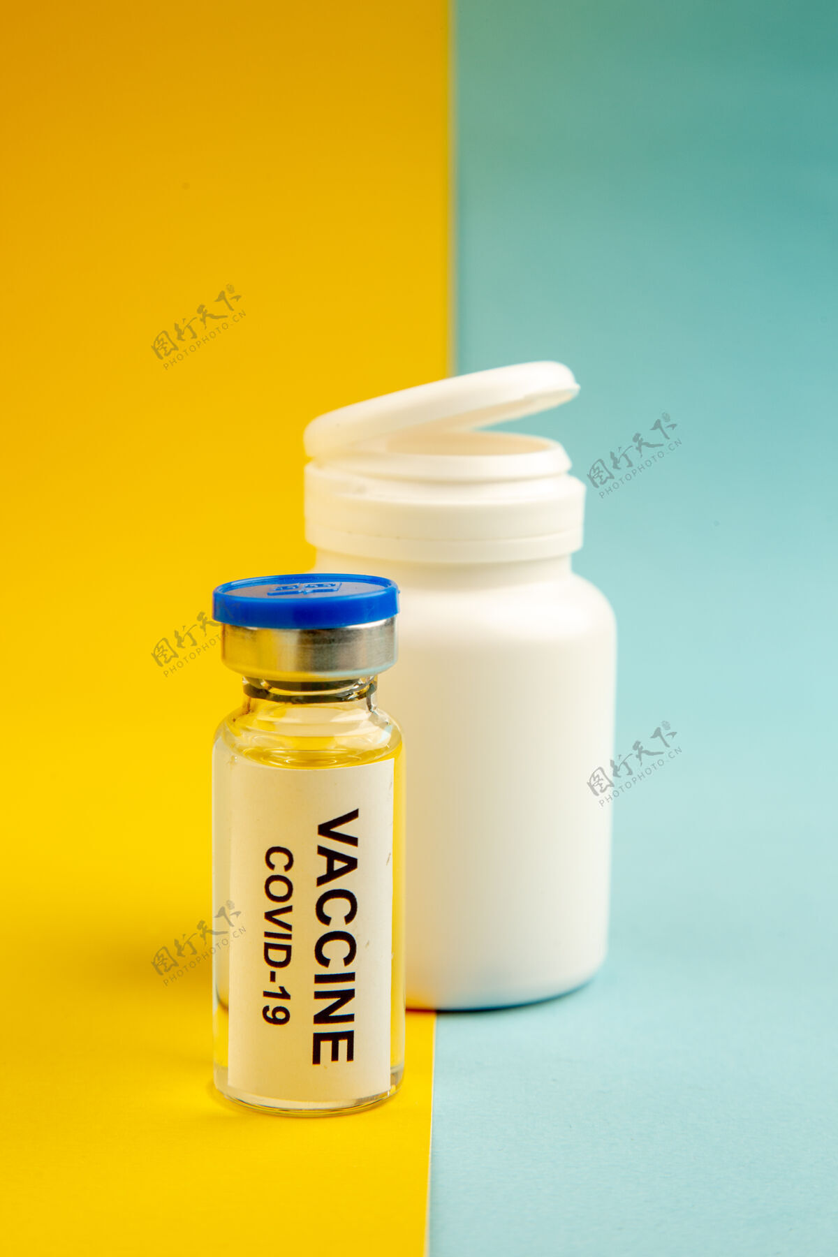 容器前视图-疫苗与塑料瓶黄蓝色背景卫生实验室科学医院病毒-彩色药物塑料容器药瓶
