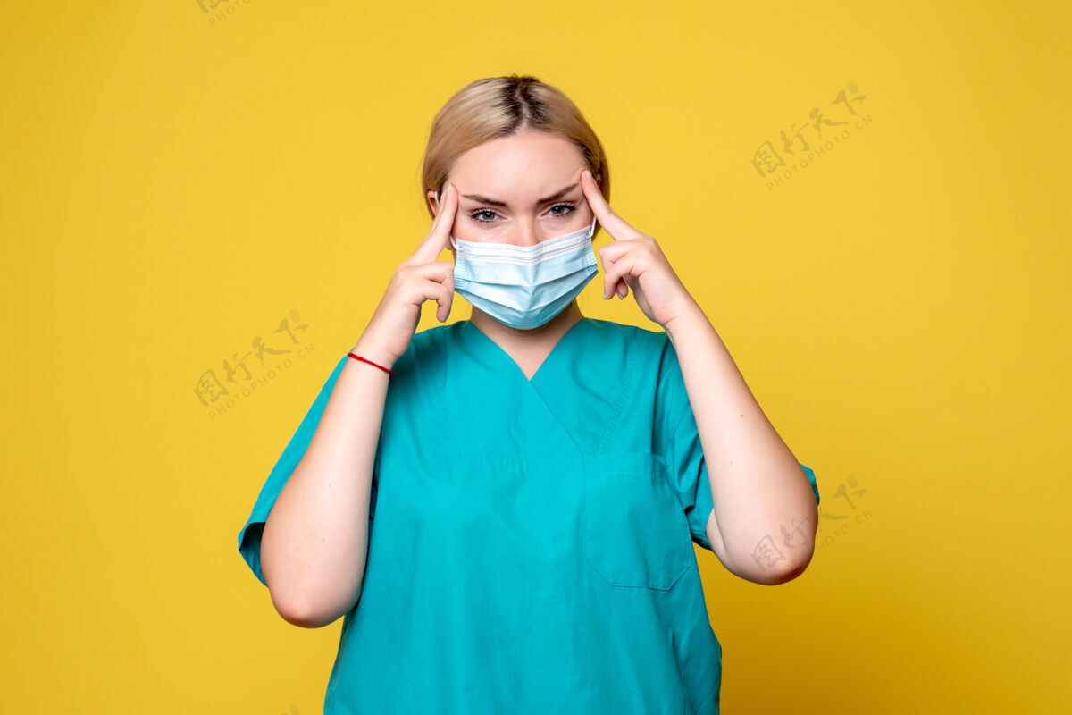 护士正面图女医生穿着医用衬衫 戴着消毒口罩 医院科维德大流行 医护人员肖像女人人
