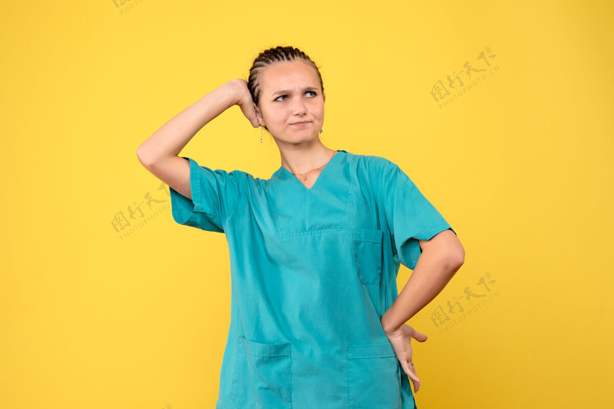 护士正面图女医生穿着医用衬衫 健康情绪护士covid-19病毒色医院人情感健康