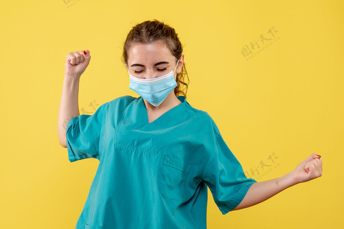 加强正面图女医生穿着医用衬衫 戴着口罩 健康大流行的彩色covid-19病毒制服成人面具医疗