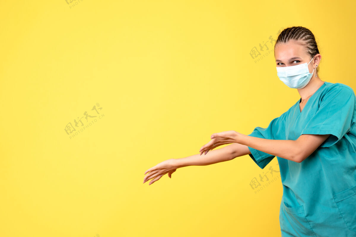 护士正面图：身穿医用衬衫和面罩的女医生 大流行病毒健康彩妆护士人流行病人
