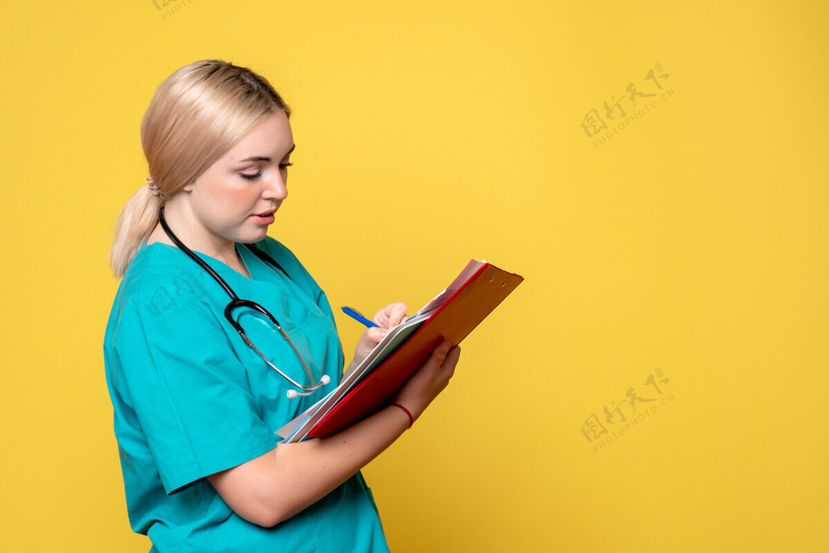 快乐前视图女医生拿着笔记和文件 病毒救护车covid-19护士健康医疗医院女医生成人女人