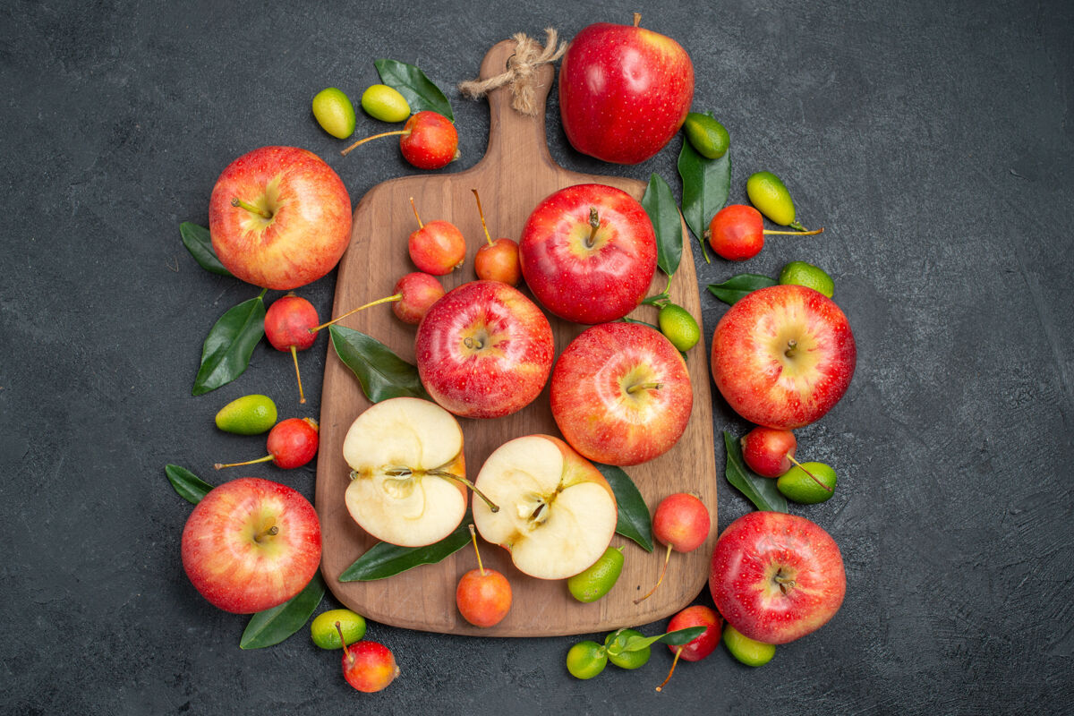 水果从远处俯瞰水果开胃的樱桃苹果板旁边的柑橘类水果可食用水果板饮食