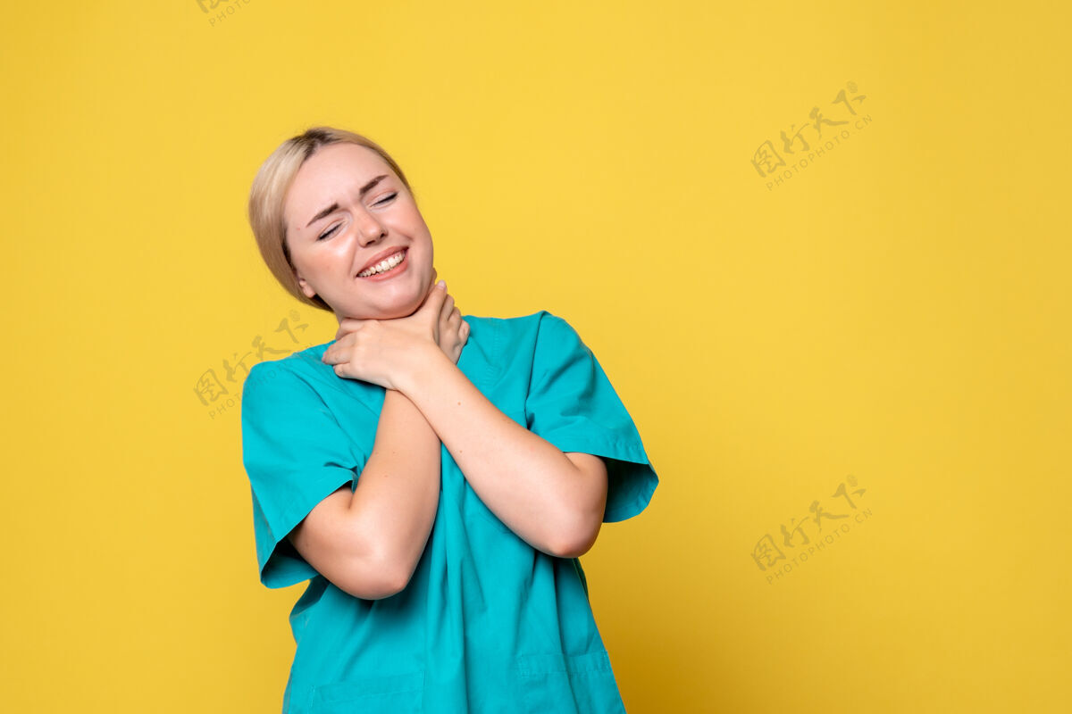 衬衫黄墙上年轻女医生身穿医用衬衫喉咙痛的正面图前面美丽痛苦