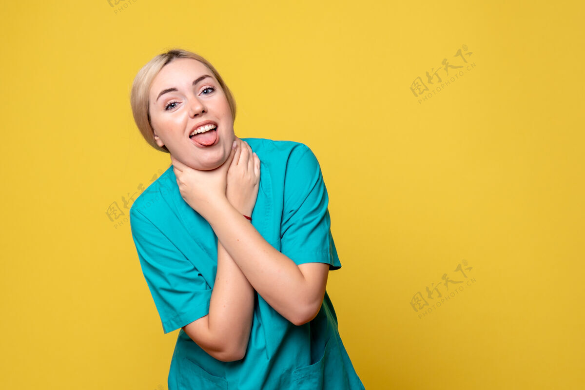 情绪黄墙上年轻女医生穿着医用衬衫 被笑话噎住了人她自己正面