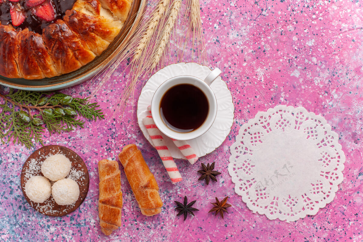 咖啡顶视图美味的草莓派水果蛋糕果冻和水果上的粉红色草莓茶饼干