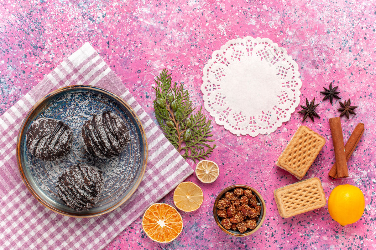蛋糕俯瞰美味的巧克力蛋糕与华夫饼和肉桂粉桌子饼干水果