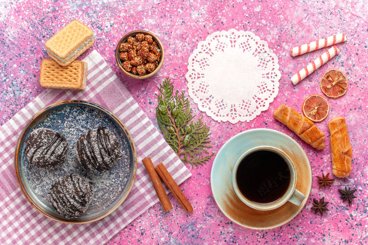 水果俯瞰美味的巧克力蛋糕和浅粉色的茶杯食物蛋糕茶