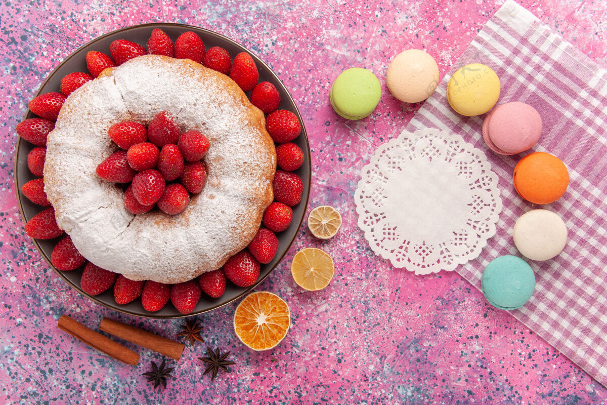 水果顶视图糖粉馅饼与麦卡龙淡粉色肉桂草莓蛋糕