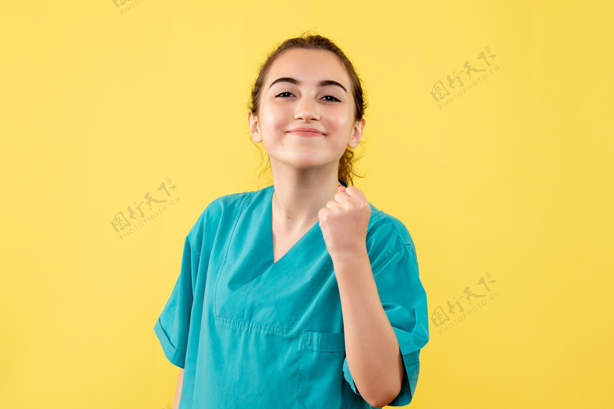情感黄墙上穿着医疗服的女医生的正视图美女人成人