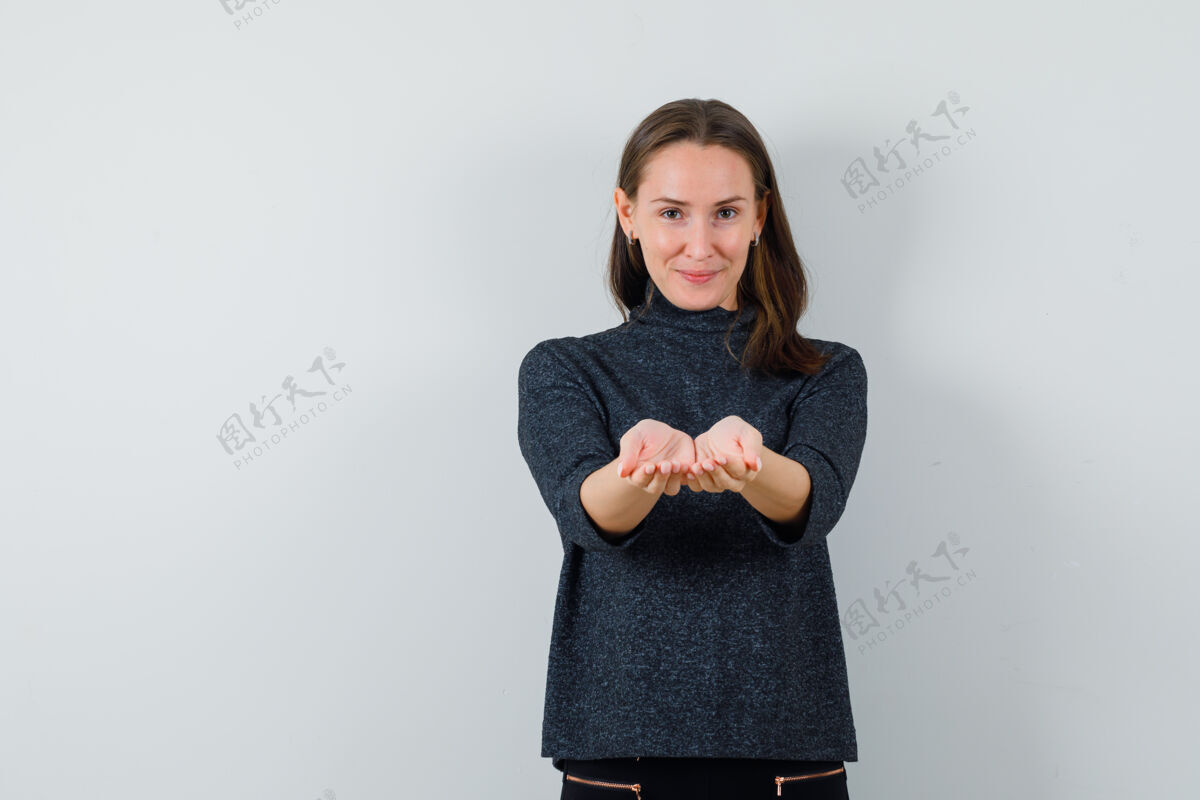 女人这位年轻的女士穿着衬衫 双手叉开 看上去很快乐人自然年轻