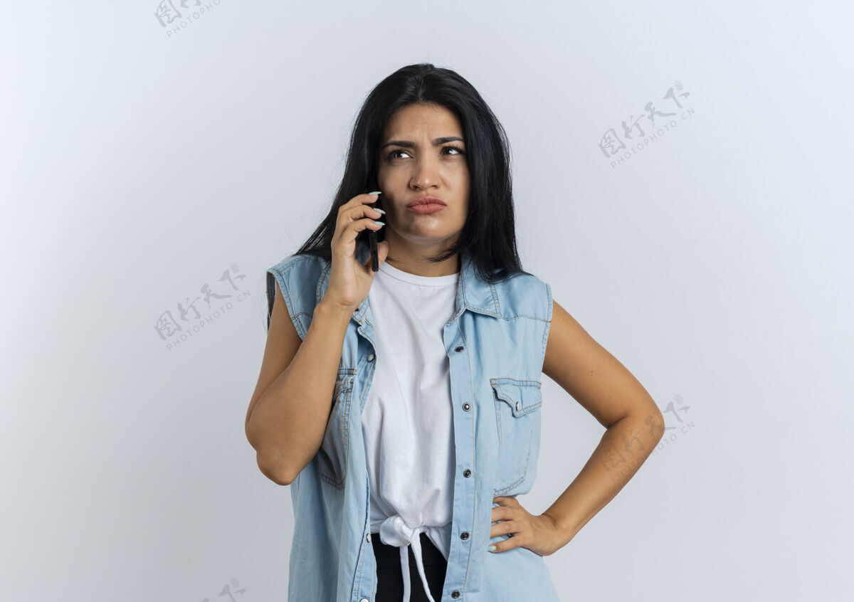 女孩恼怒的白人女孩在电话里说话空间烦恼复制